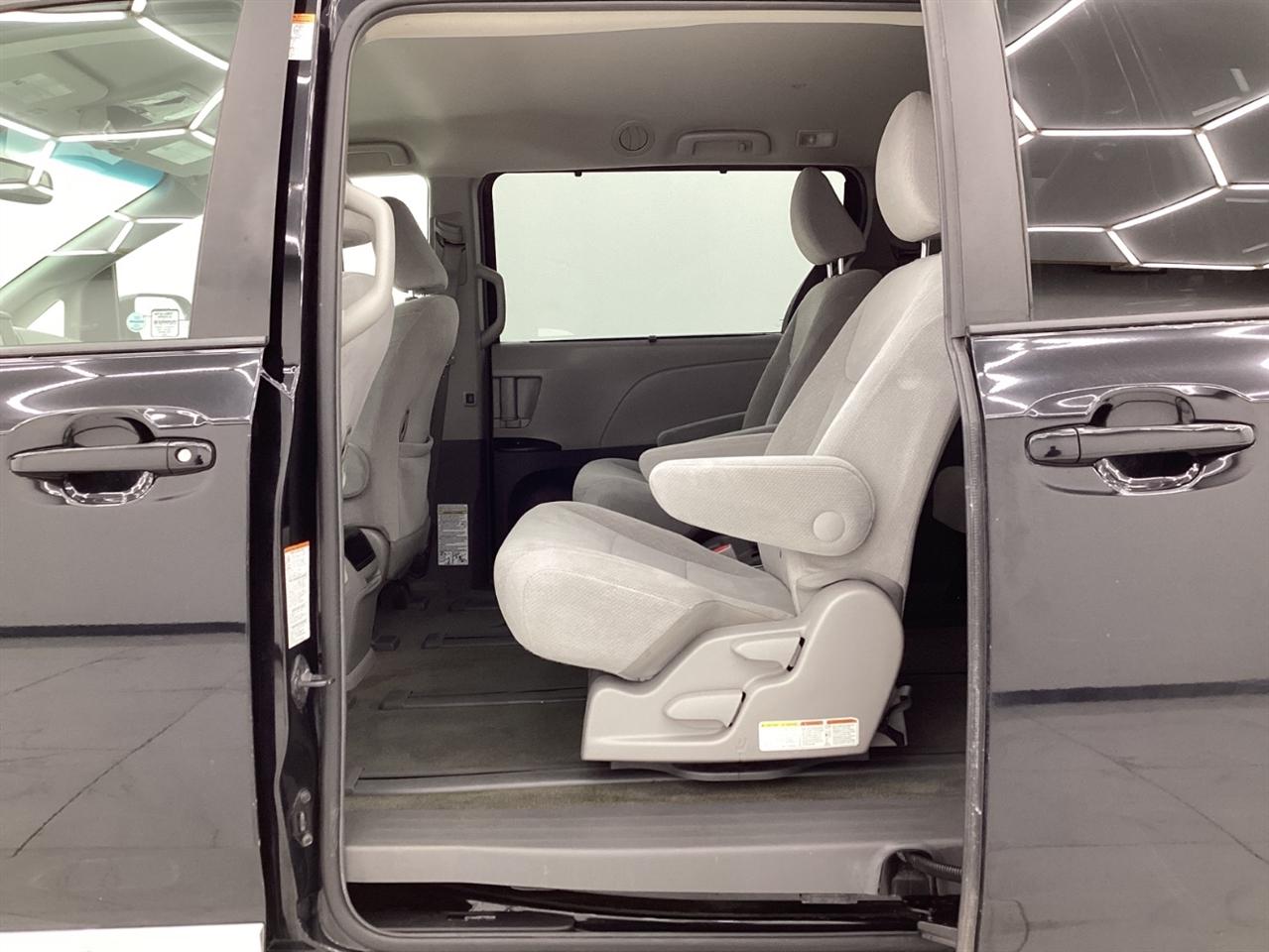 Toyota Sienna 5dr 7-Pass Van LE AWD (Natl) 2015