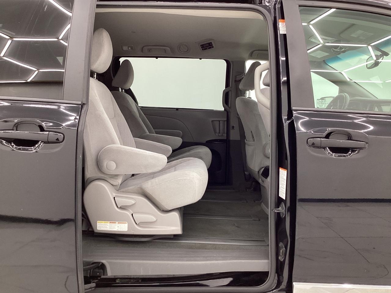 Toyota Sienna 5dr 7-Pass Van LE AWD (Natl) 2015