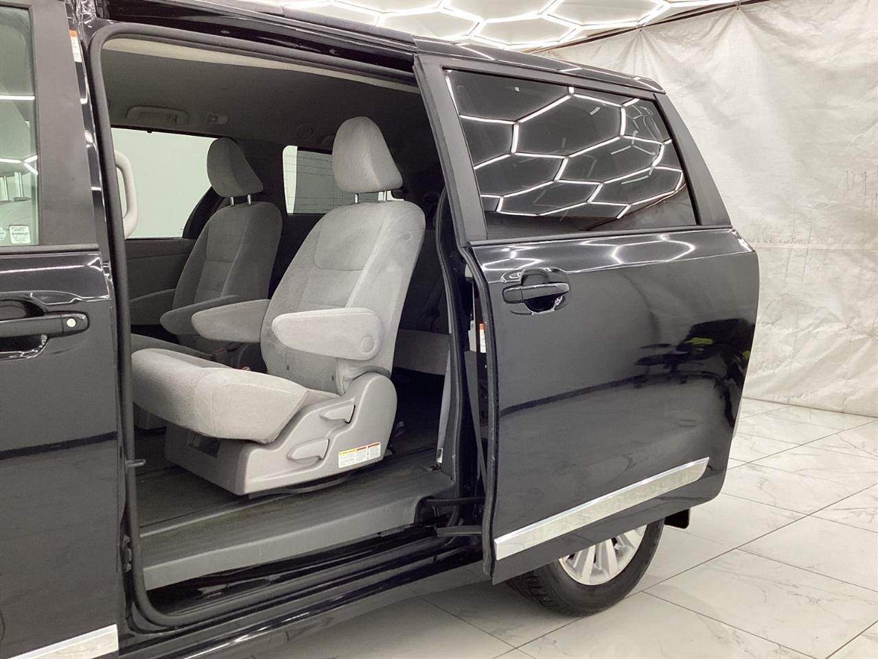 Toyota Sienna 5dr 7-Pass Van LE AWD (Natl) 2015