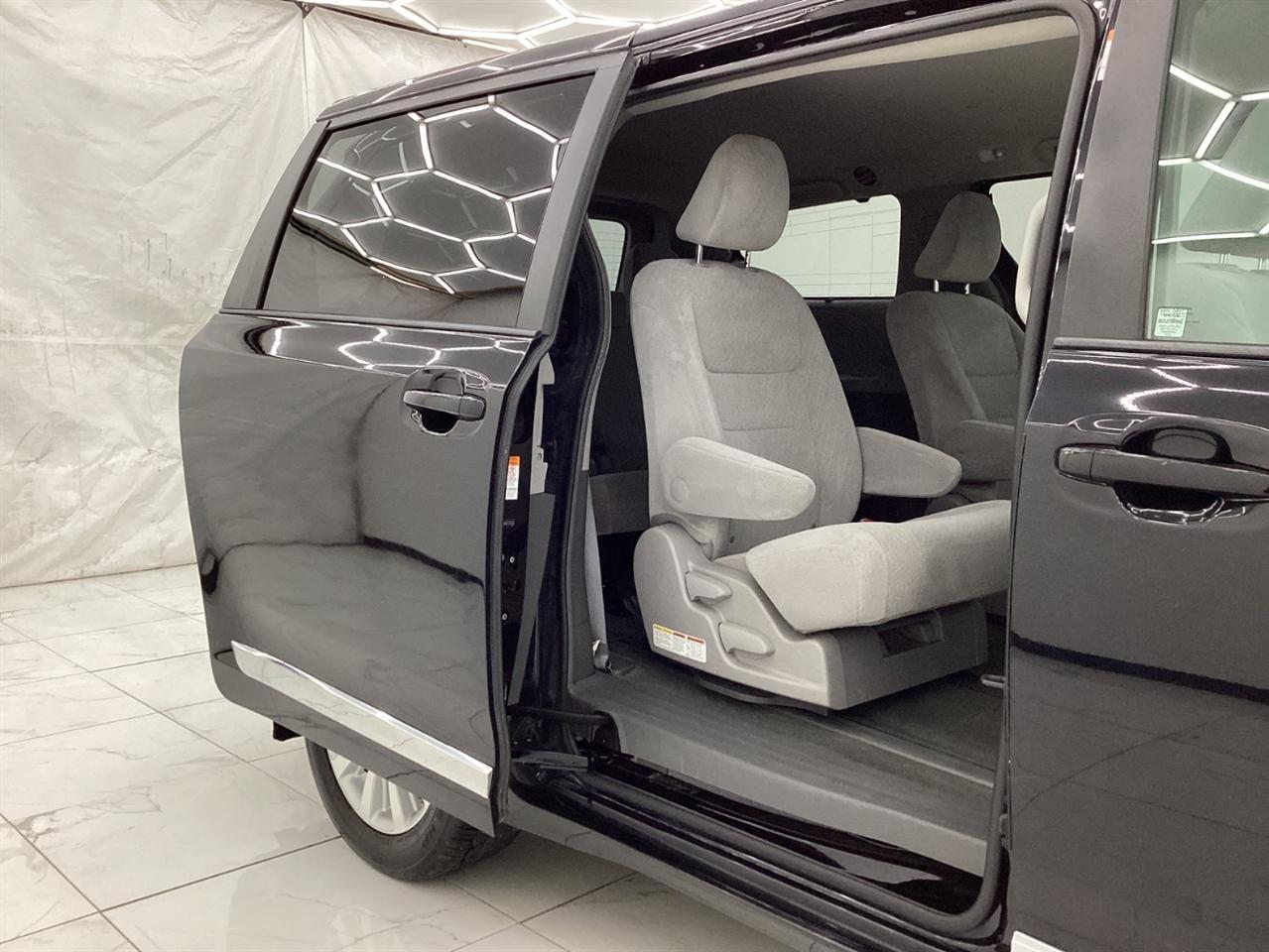 Toyota Sienna 5dr 7-Pass Van LE AWD (Natl) 2015
