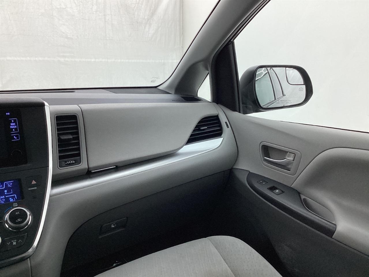 Toyota Sienna 5dr 7-Pass Van LE AWD (Natl) 2015