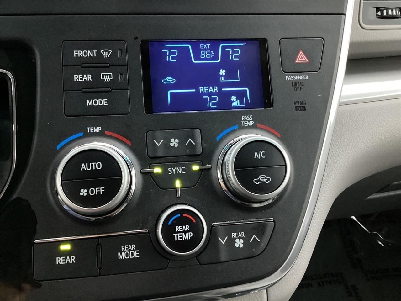 Toyota Sienna 5dr 7-Pass Van LE AWD (Natl) 2015