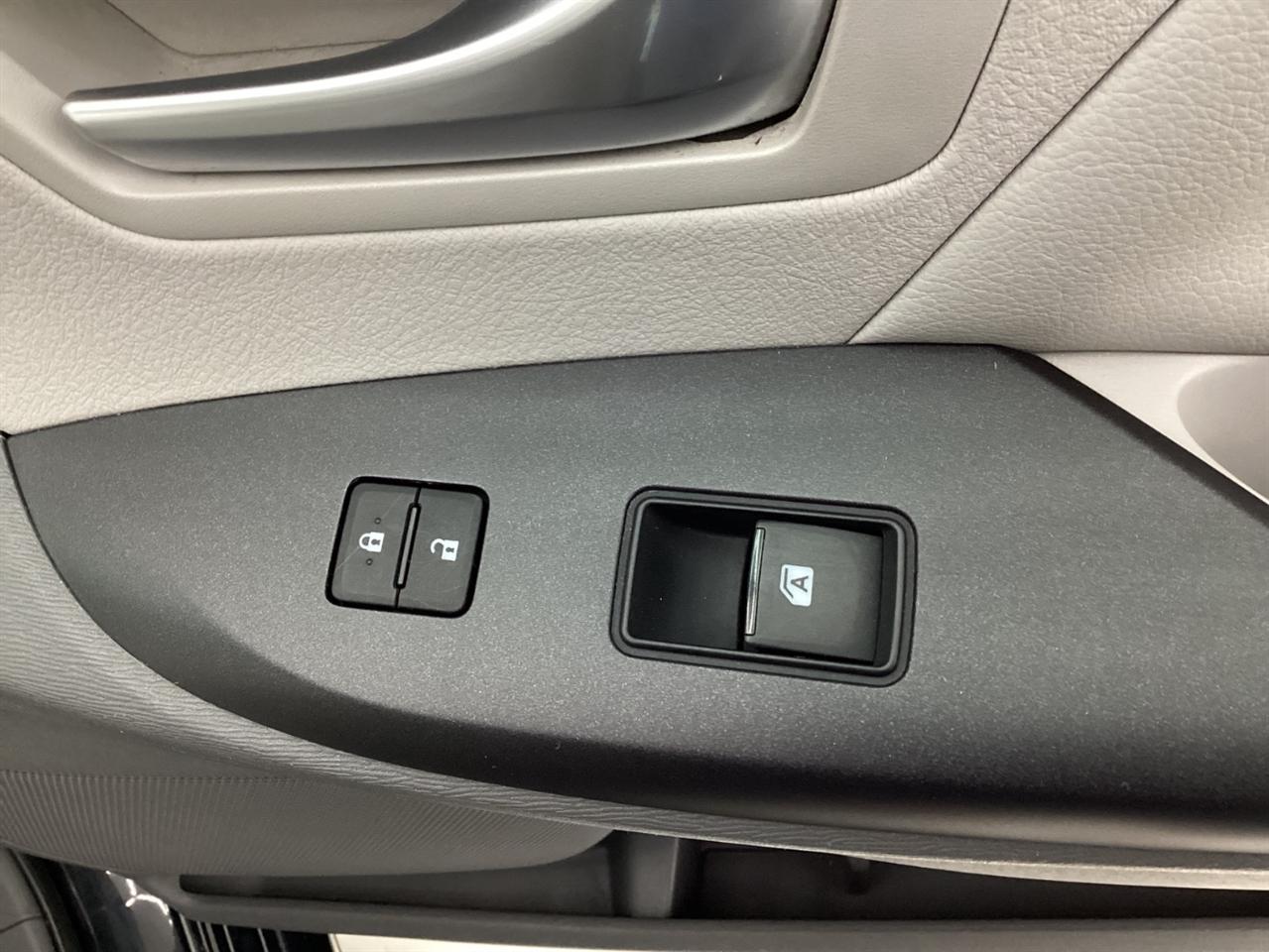 Toyota Sienna 5dr 7-Pass Van LE AWD (Natl) 2015
