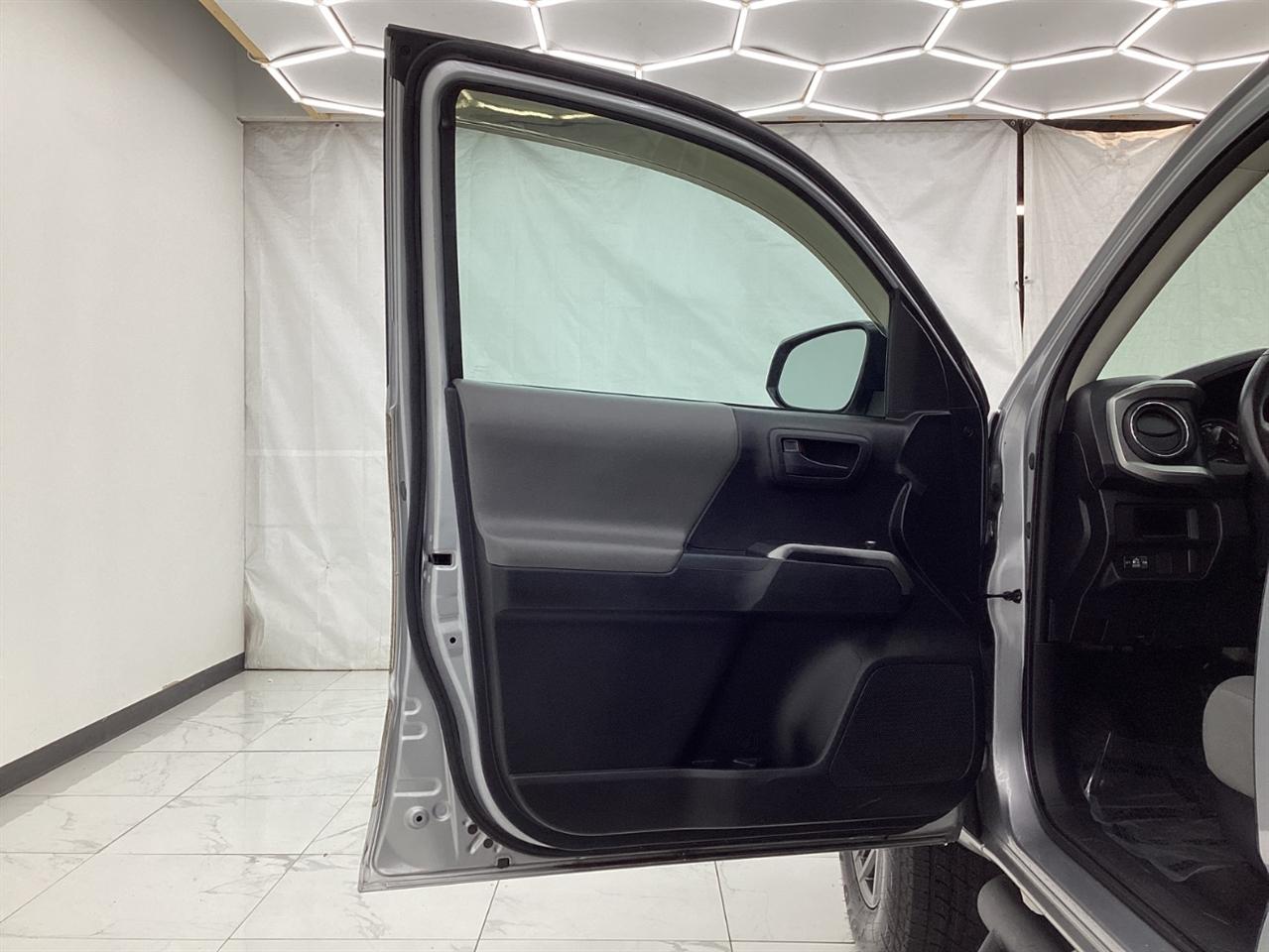 Toyota Tacoma SR5 Double Cab 5' Bed I4 4x2 AT (Natl) 2017