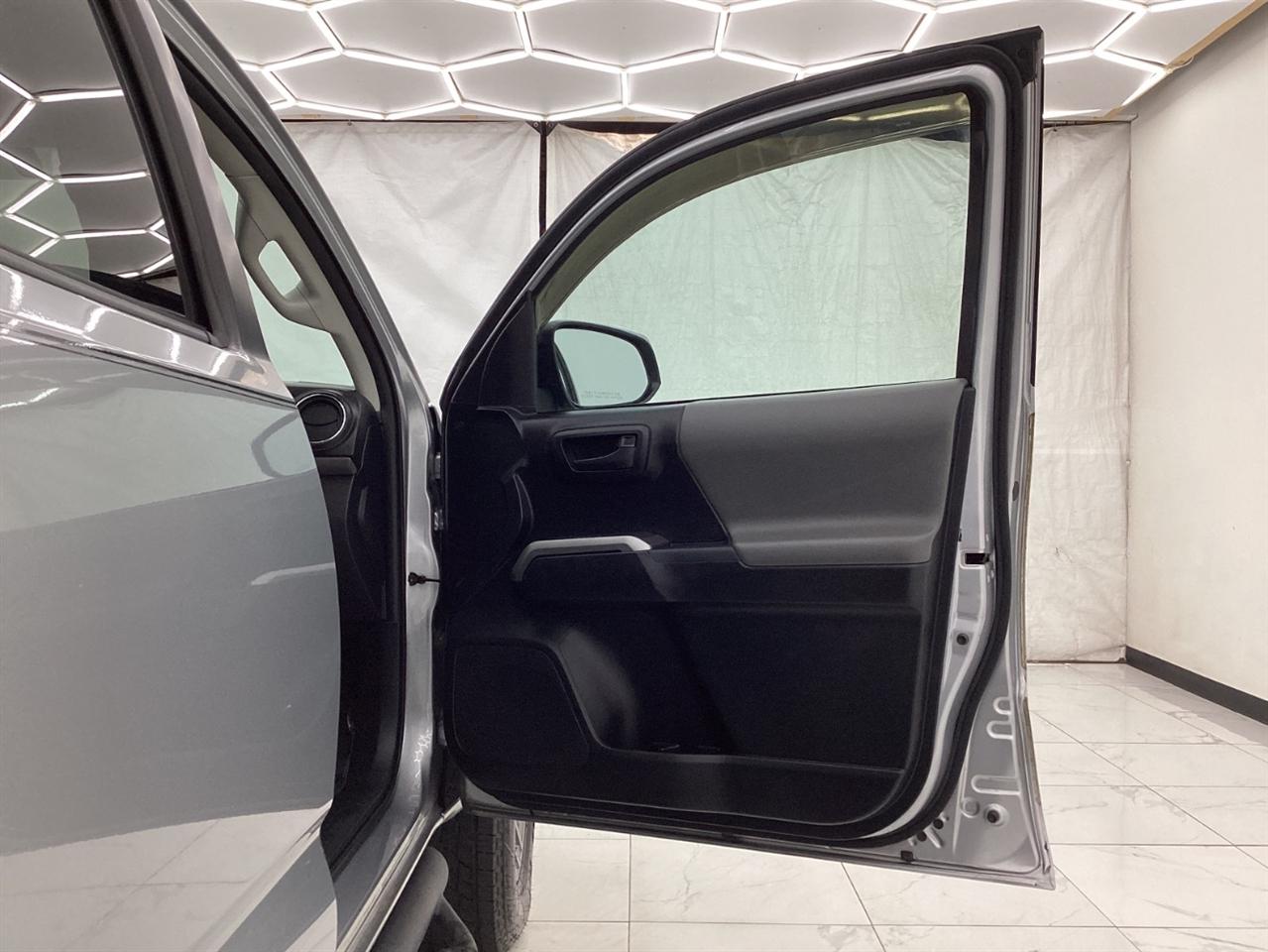 Toyota Tacoma SR5 Double Cab 5' Bed I4 4x2 AT (Natl) 2017