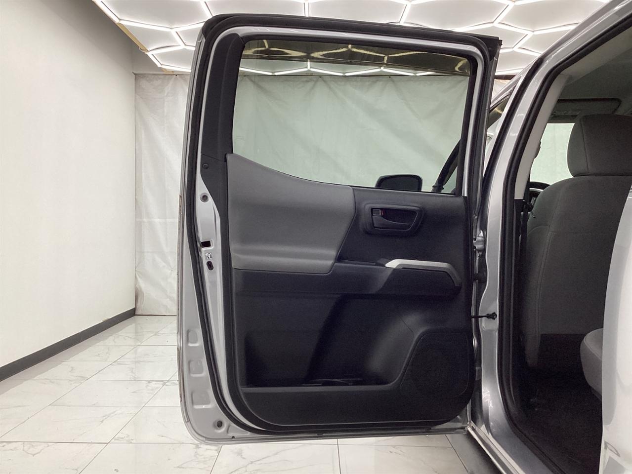 Toyota Tacoma SR5 Double Cab 5' Bed I4 4x2 AT (Natl) 2017