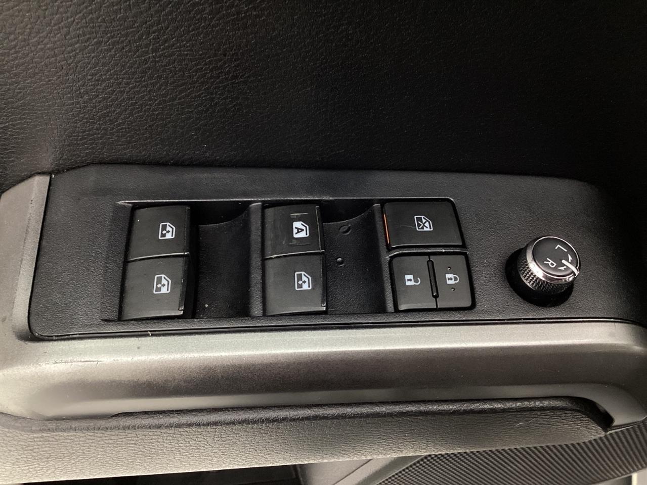Toyota Tacoma SR5 Double Cab 5' Bed I4 4x2 AT (Natl) 2017