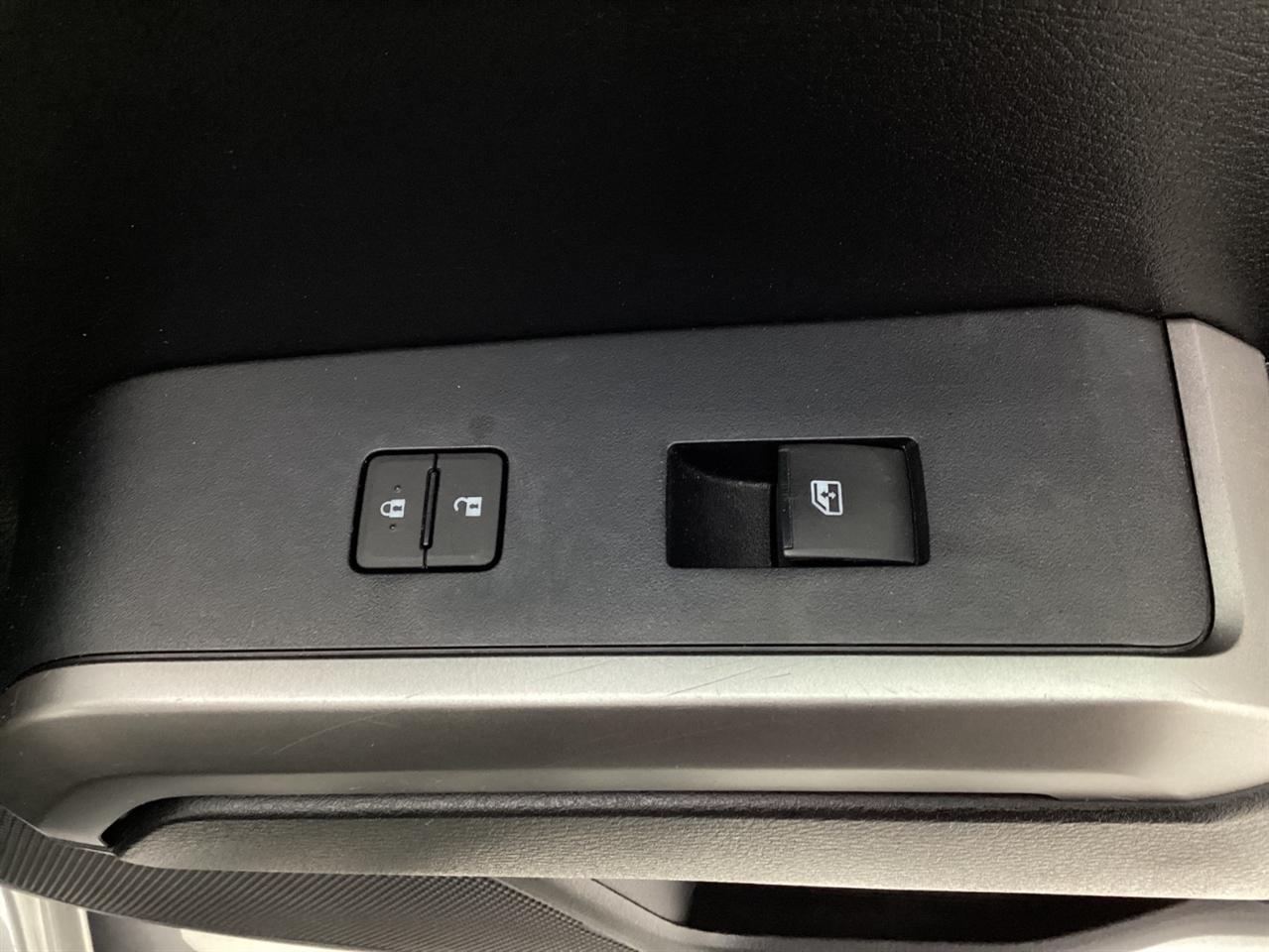 Toyota Tacoma SR5 Double Cab 5' Bed I4 4x2 AT (Natl) 2017
