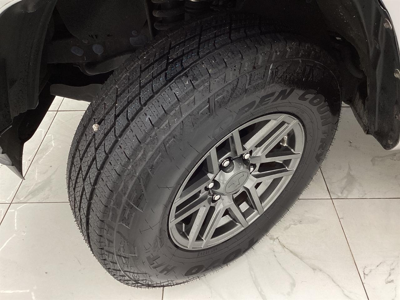 Toyota Tacoma SR5 Double Cab 5' Bed I4 4x2 AT (Natl) 2017