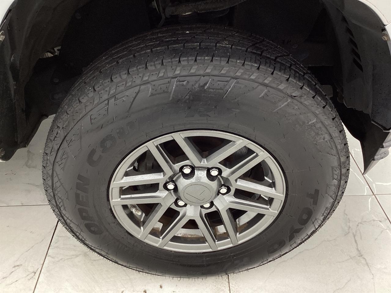 Toyota Tacoma SR5 Double Cab 5' Bed I4 4x2 AT (Natl) 2017