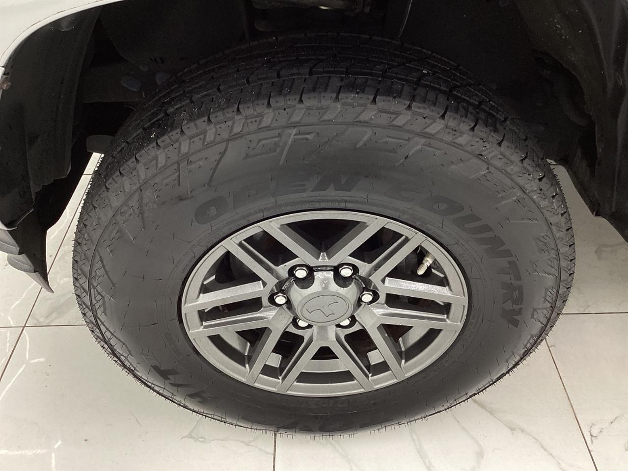 Toyota Tacoma SR5 Double Cab 5' Bed I4 4x2 AT (Natl) 2017