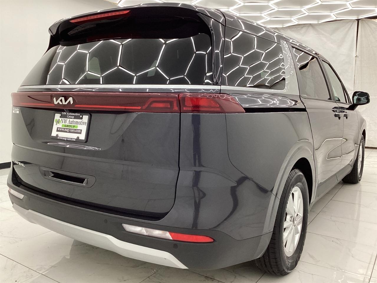 Kia Carnival LX FWD w/Seat Pkg 2024
