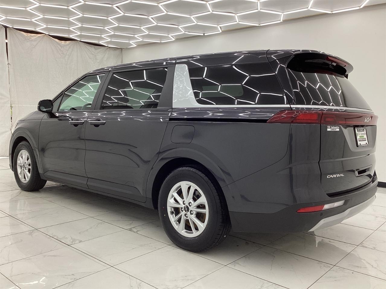 Kia Carnival LX FWD w/Seat Pkg 2024