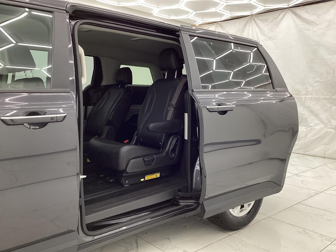 Kia Carnival LX FWD w/Seat Pkg 2024