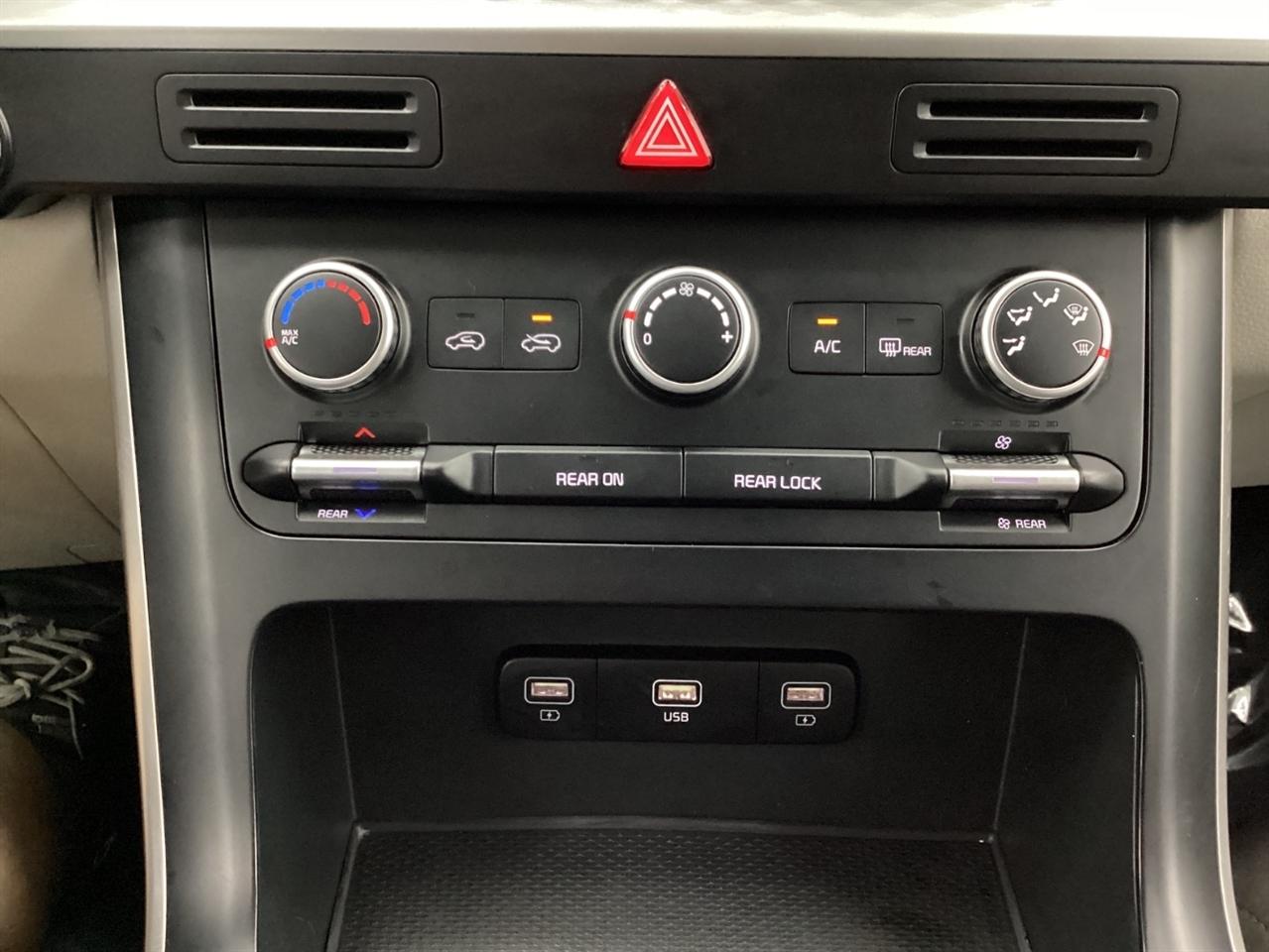 Kia Carnival LX FWD w/Seat Pkg 2024