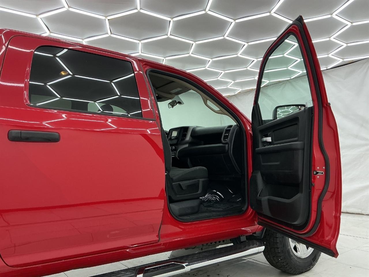 RAM 2500 Tradesman 4x4 Crew Cab 6'4" Box 2019