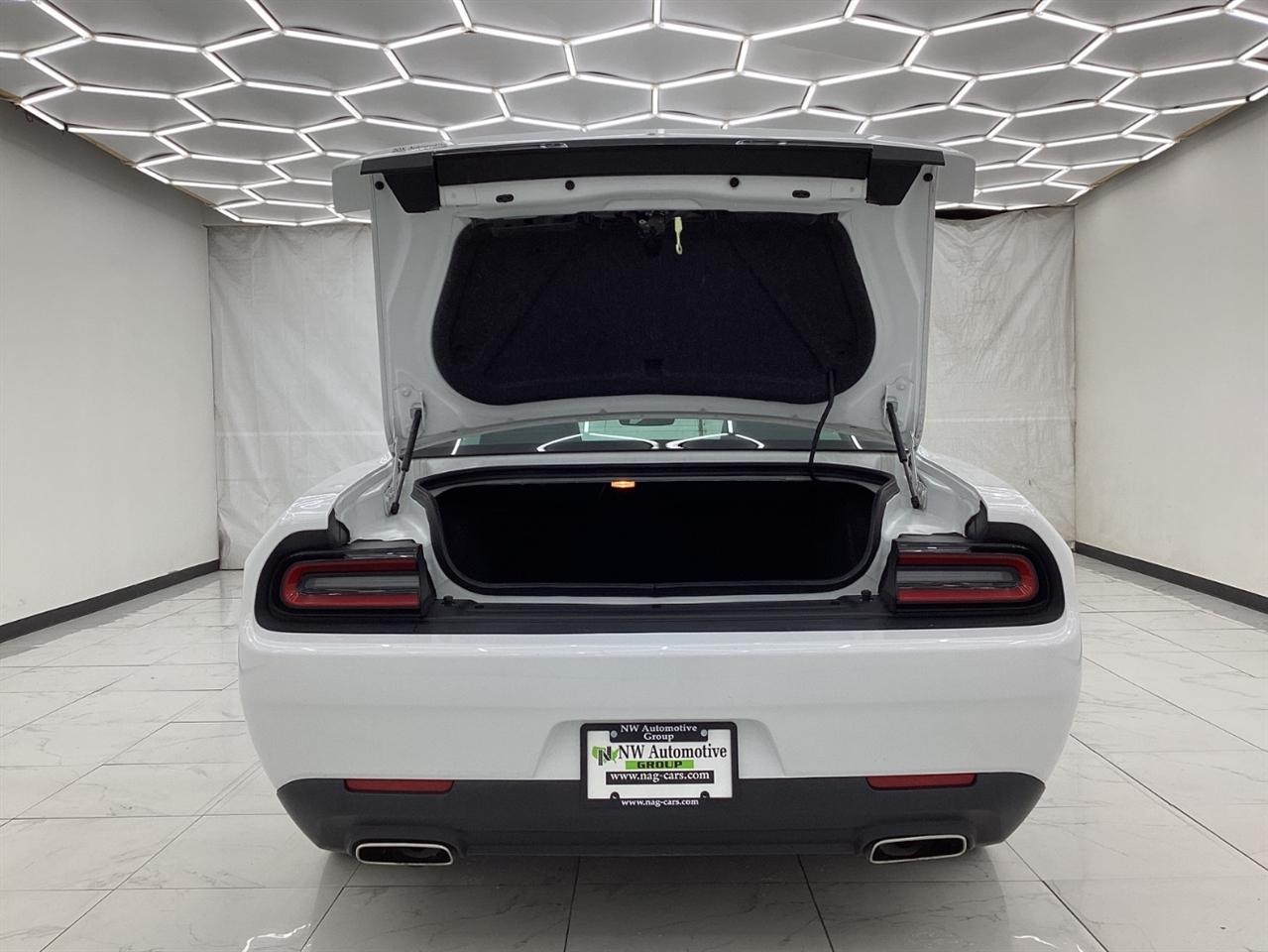 Dodge Challenger SXT RWD 2019