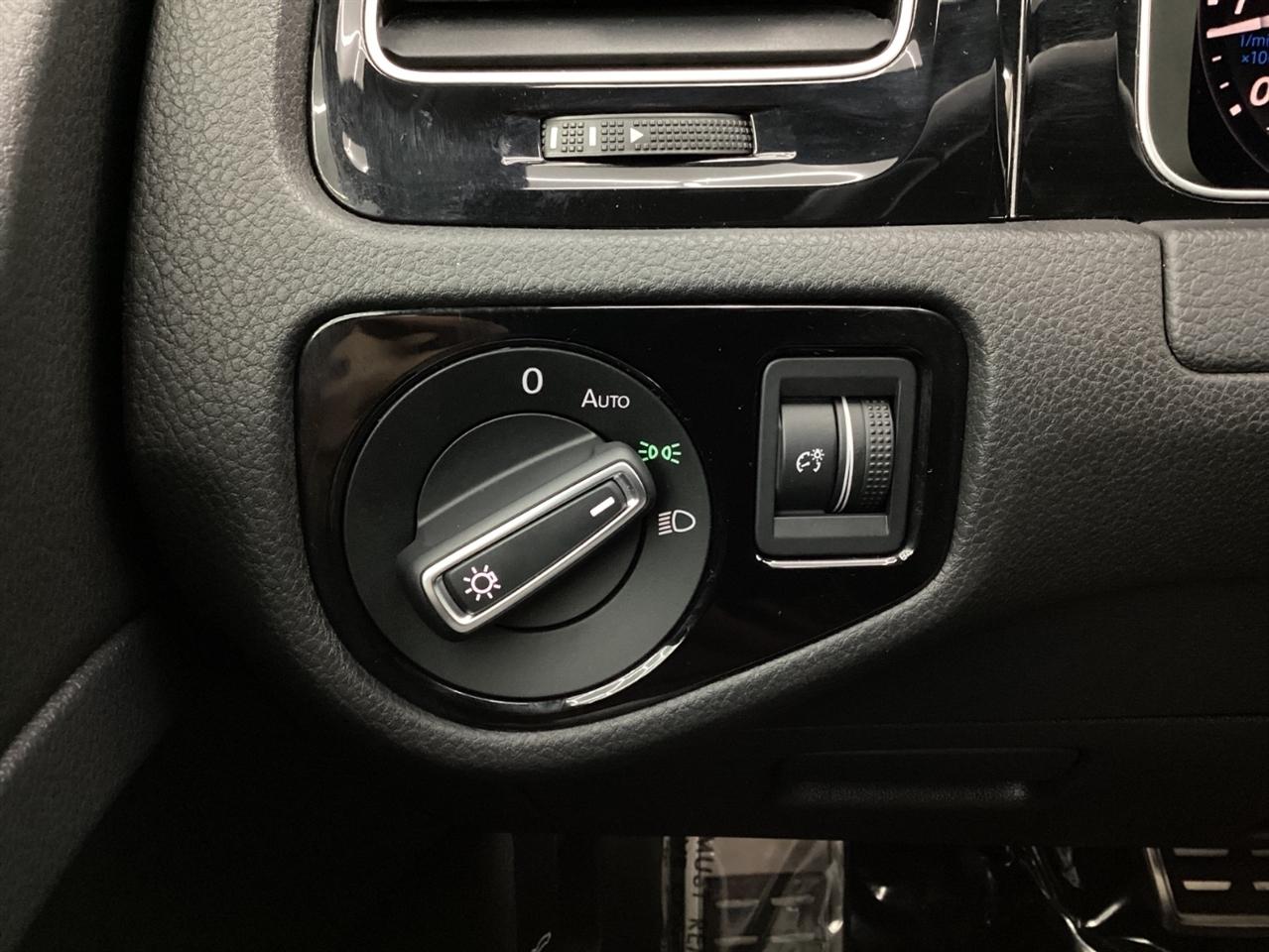 Volkswagen Golf R 2.0T DSG w/DCC/Nav 2019
