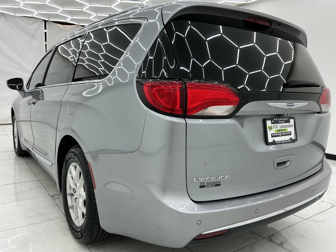 Chrysler Pacifica Touring L FWD 2020