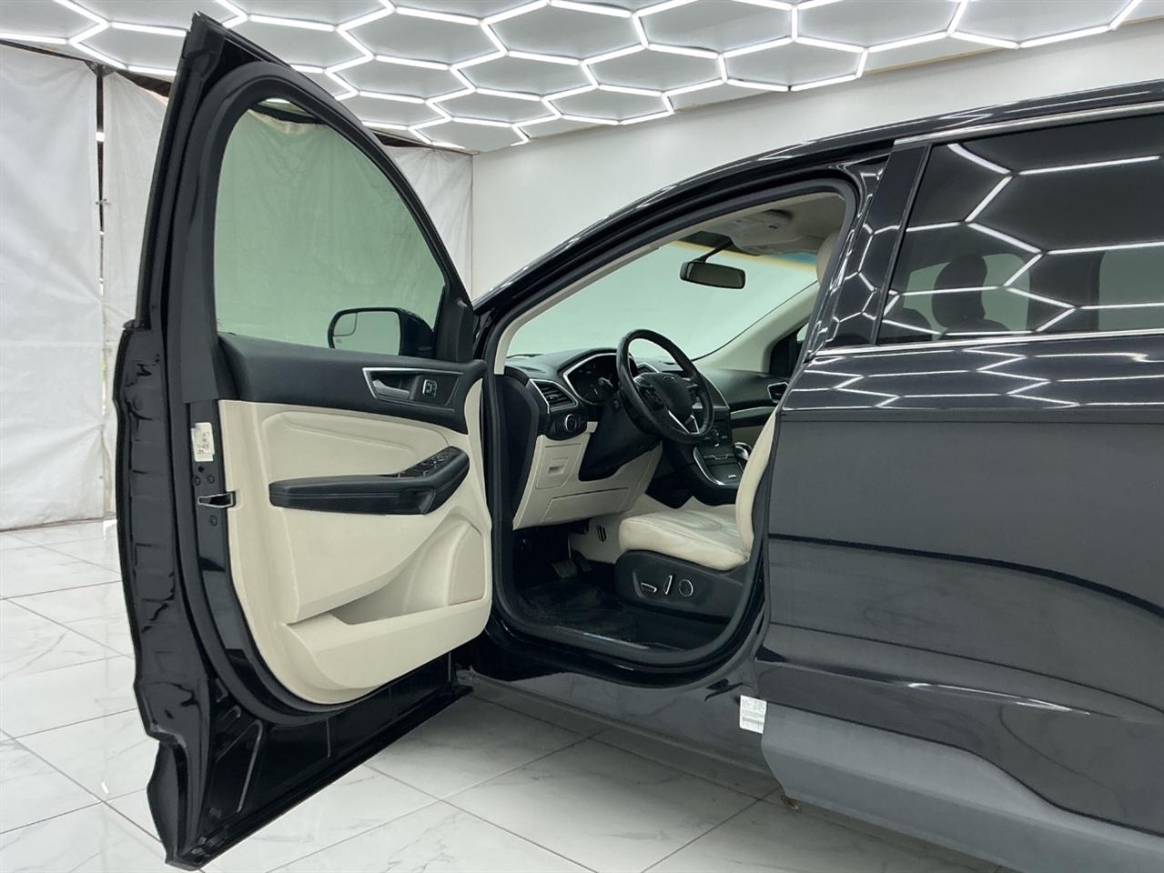 Ford Edge 4dr Titanium FWD 2016
