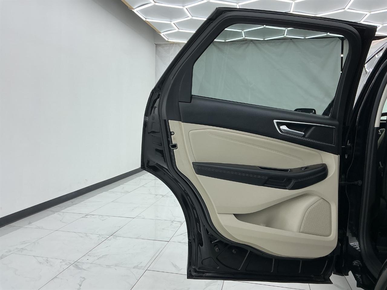 Ford Edge 4dr Titanium FWD 2016