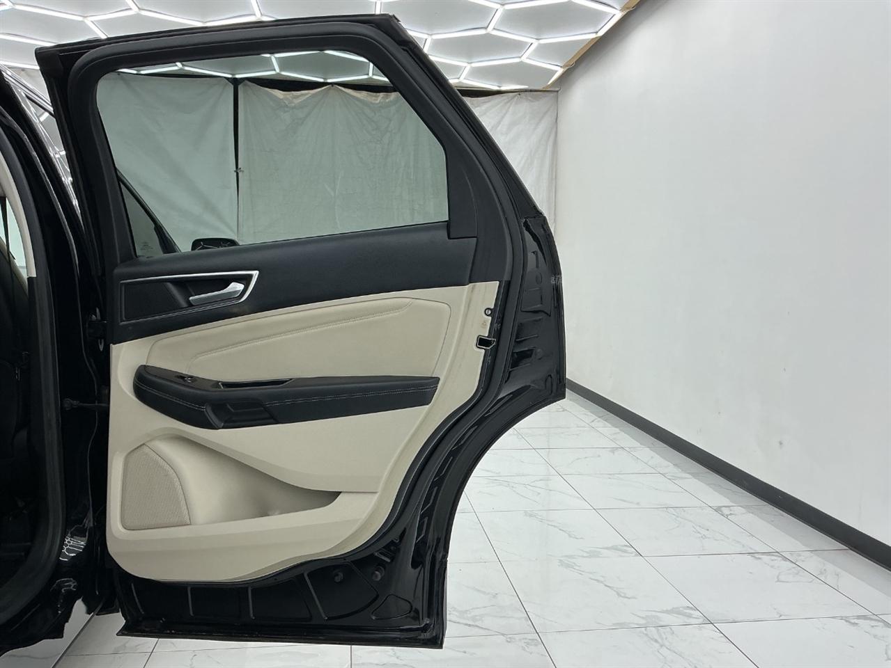 Ford Edge 4dr Titanium FWD 2016