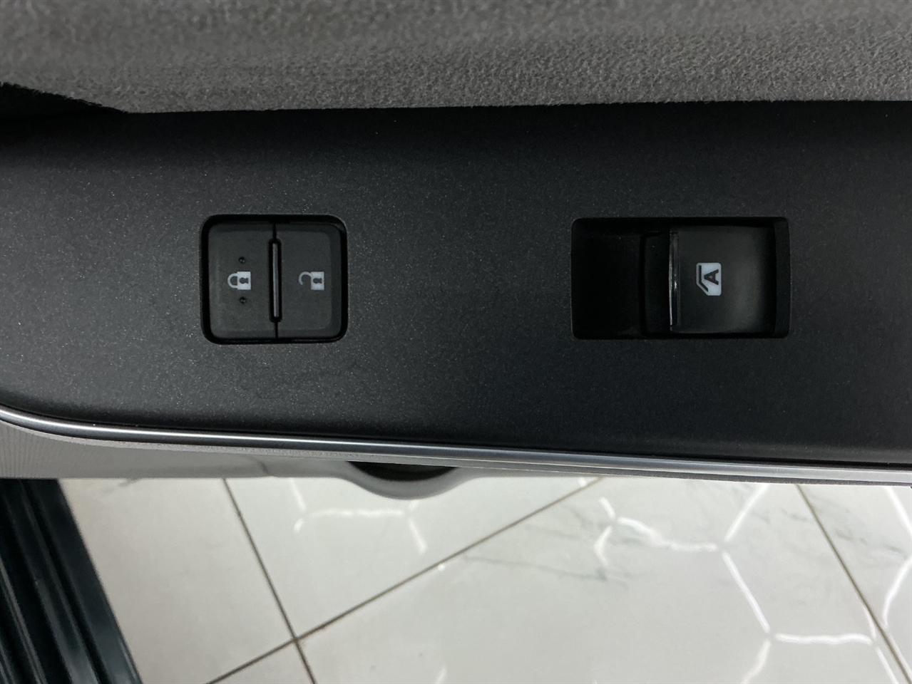 Toyota Camry 4dr Sdn I4 Auto XLE (Natl) 2015