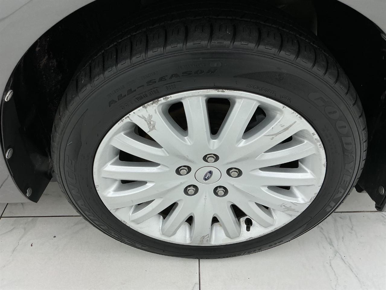 Ford Fusion 4dr Sdn Hybrid FWD 2010