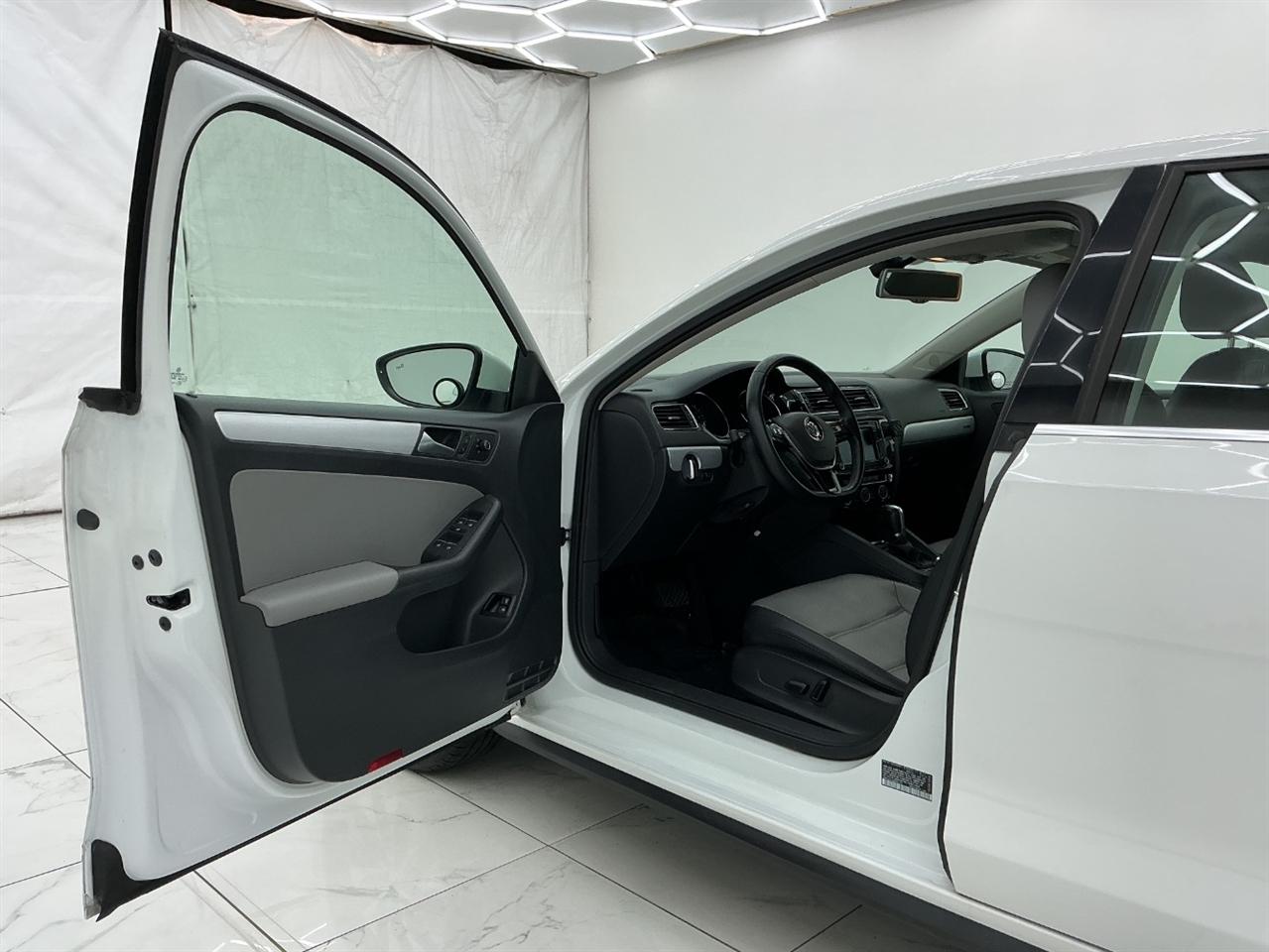 Volkswagen Jetta Sedan 4dr DSG Hybrid SEL Premium 2016