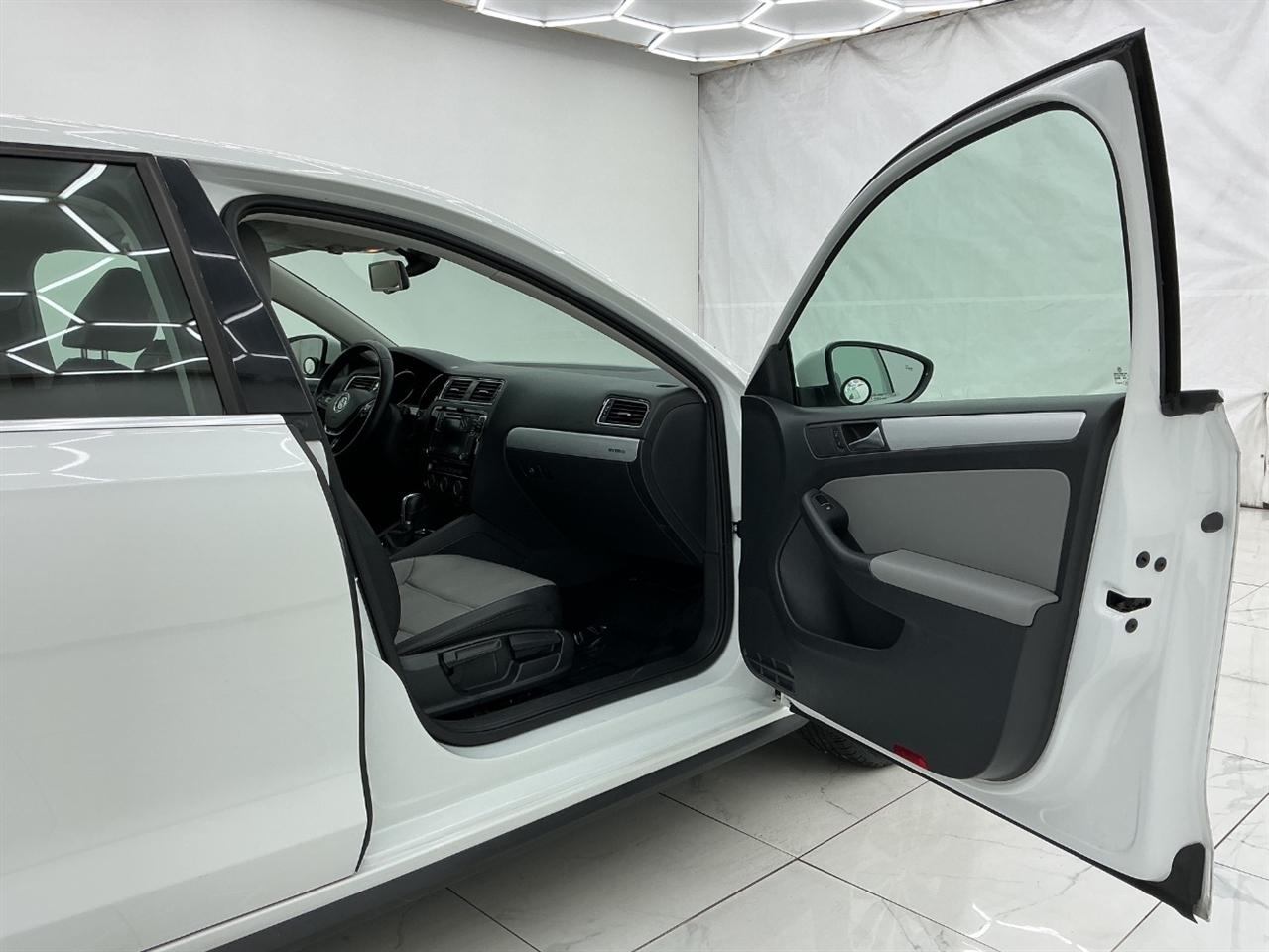 Volkswagen Jetta Sedan 4dr DSG Hybrid SEL Premium 2016