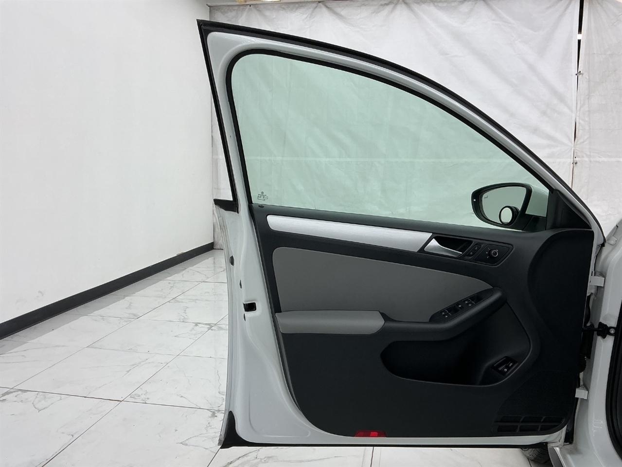 Volkswagen Jetta Sedan 4dr DSG Hybrid SEL Premium 2016