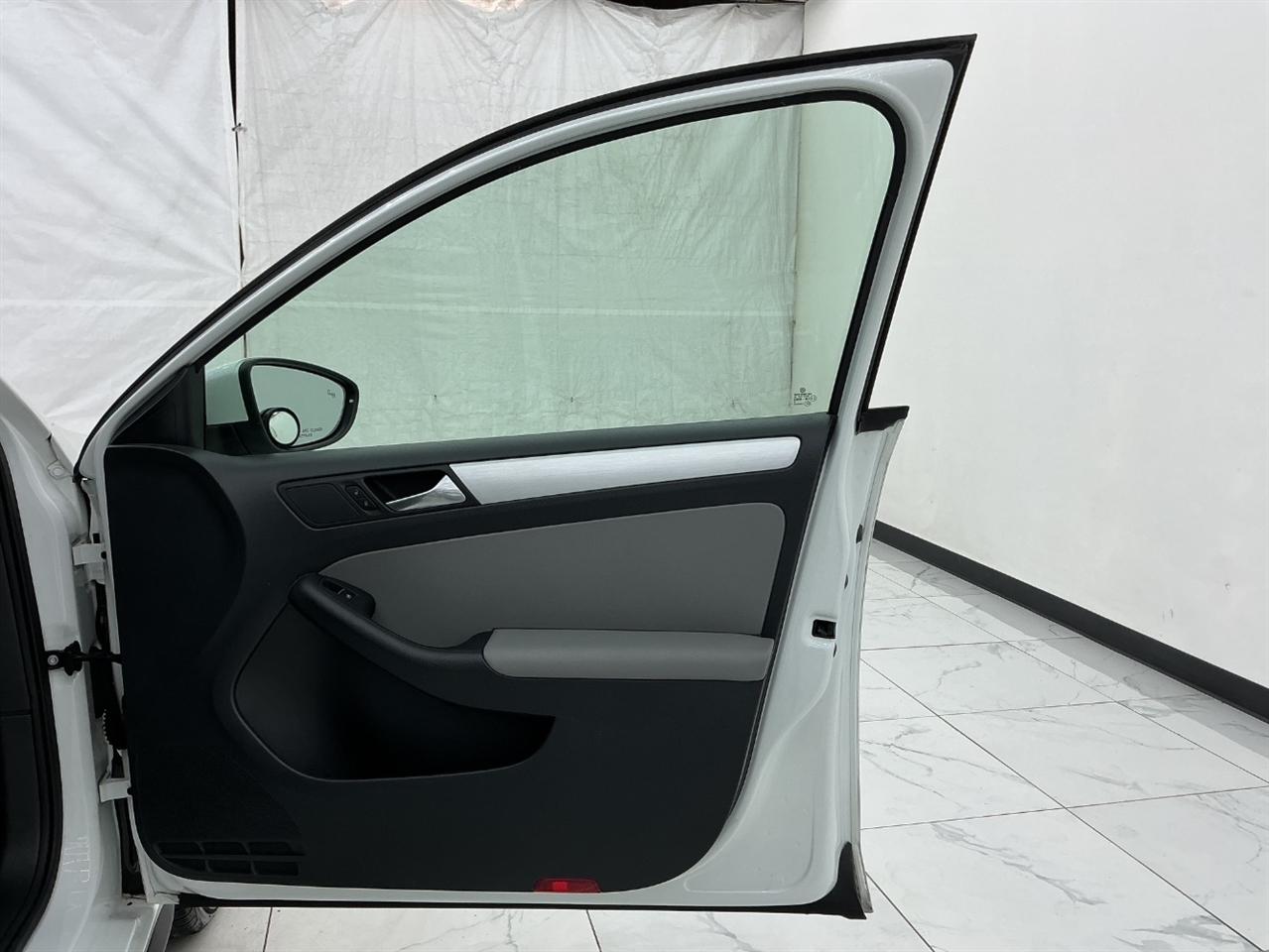 Volkswagen Jetta Sedan 4dr DSG Hybrid SEL Premium 2016