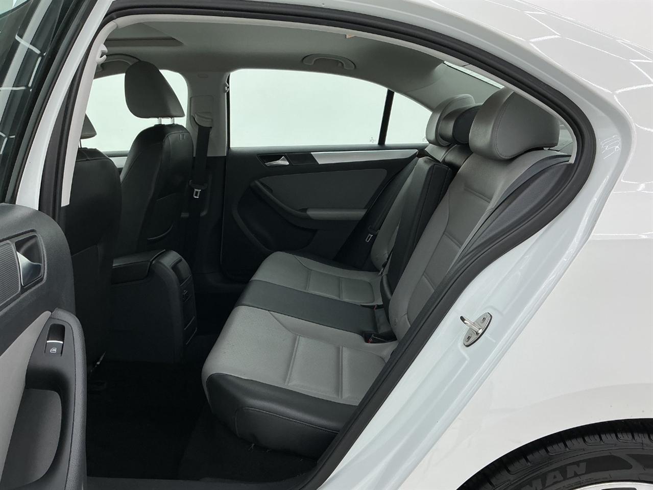 Volkswagen Jetta Sedan 4dr DSG Hybrid SEL Premium 2016