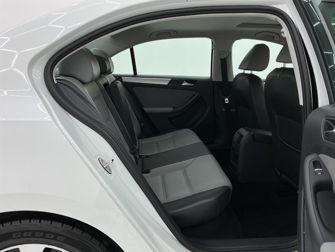 Volkswagen Jetta Sedan 4dr DSG Hybrid SEL Premium 2016