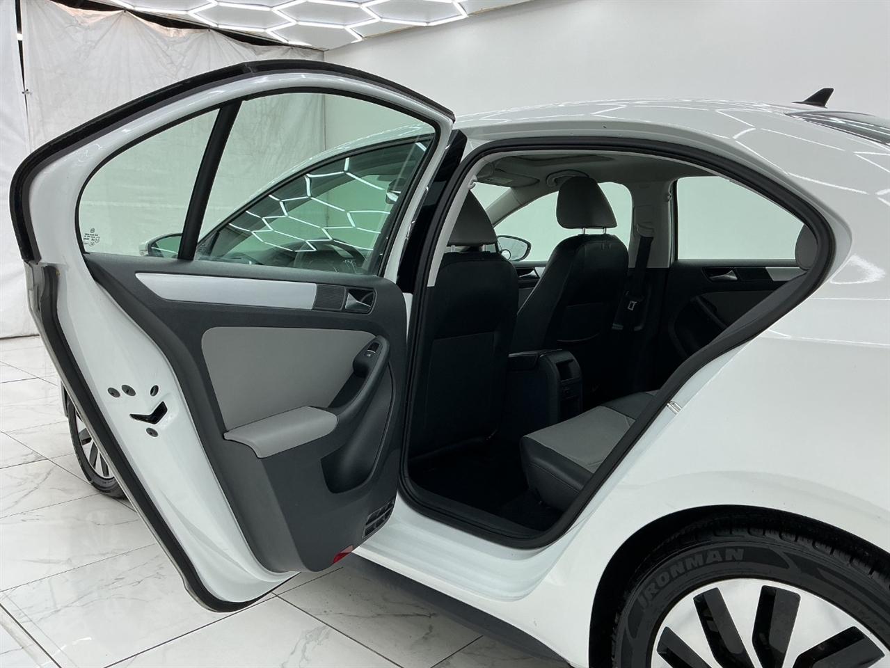 Volkswagen Jetta Sedan 4dr DSG Hybrid SEL Premium 2016