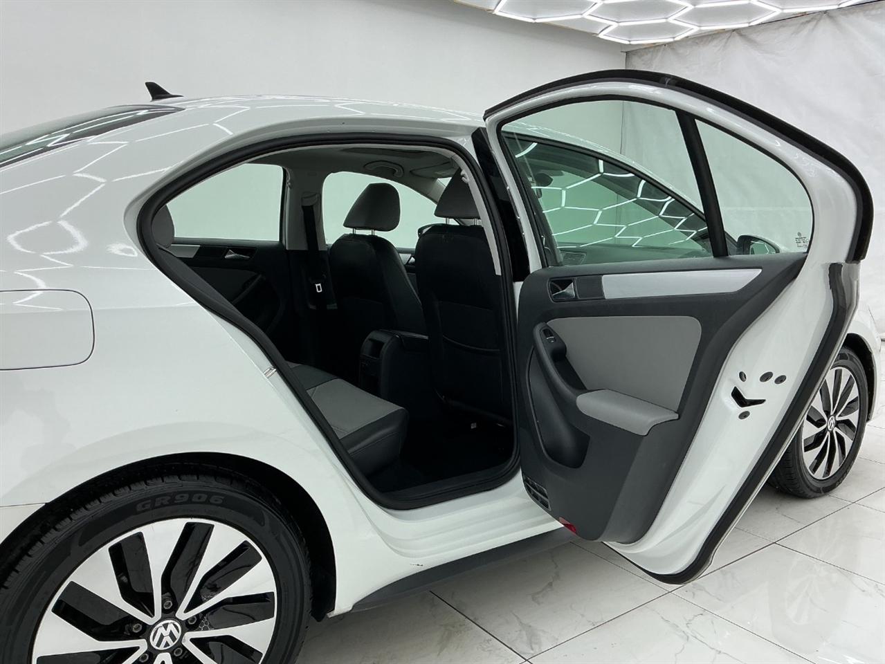 Volkswagen Jetta Sedan 4dr DSG Hybrid SEL Premium 2016
