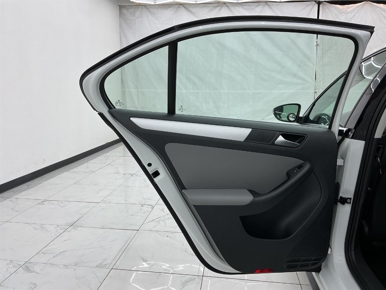 Volkswagen Jetta Sedan 4dr DSG Hybrid SEL Premium 2016