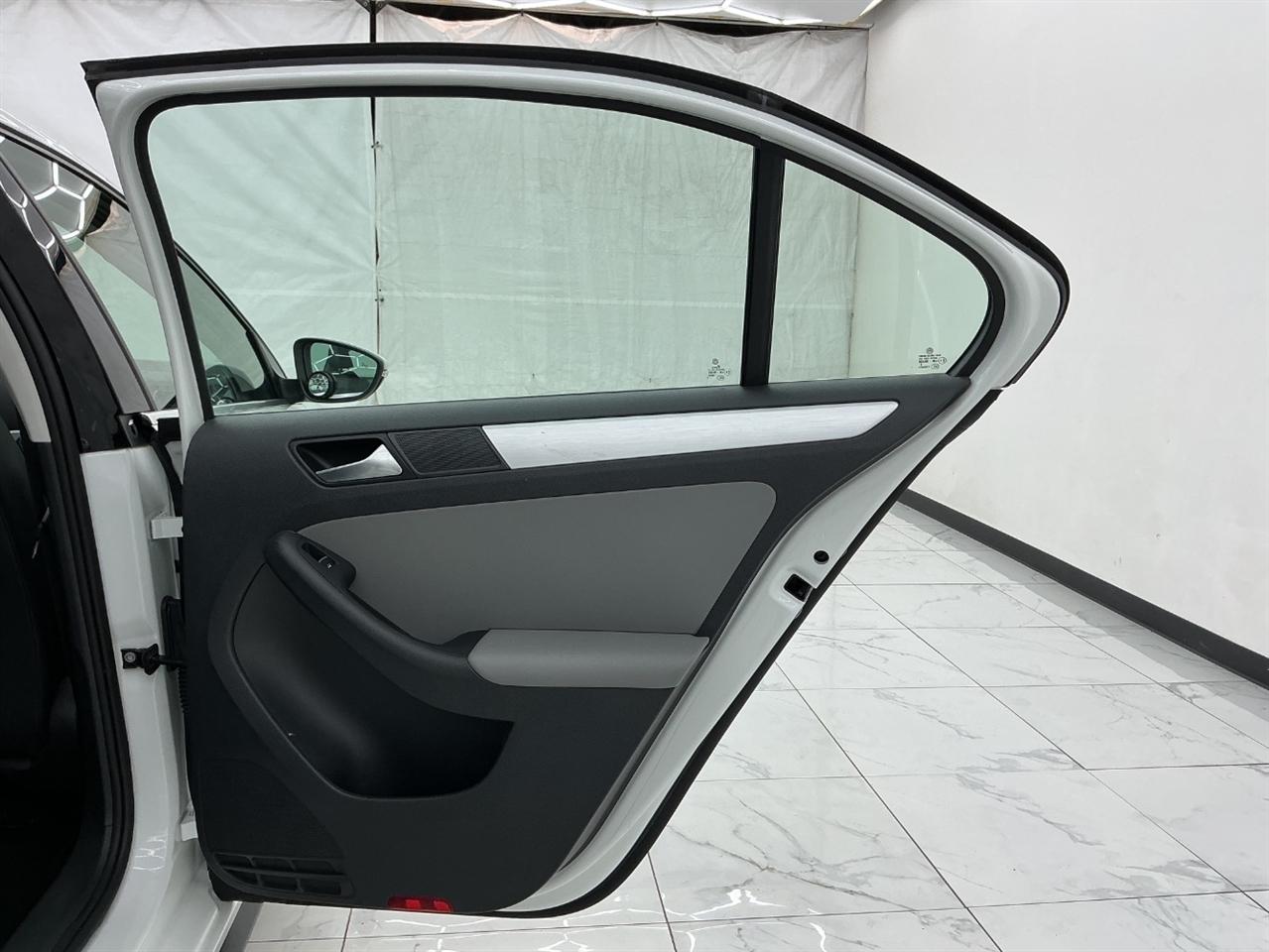 Volkswagen Jetta Sedan 4dr DSG Hybrid SEL Premium 2016