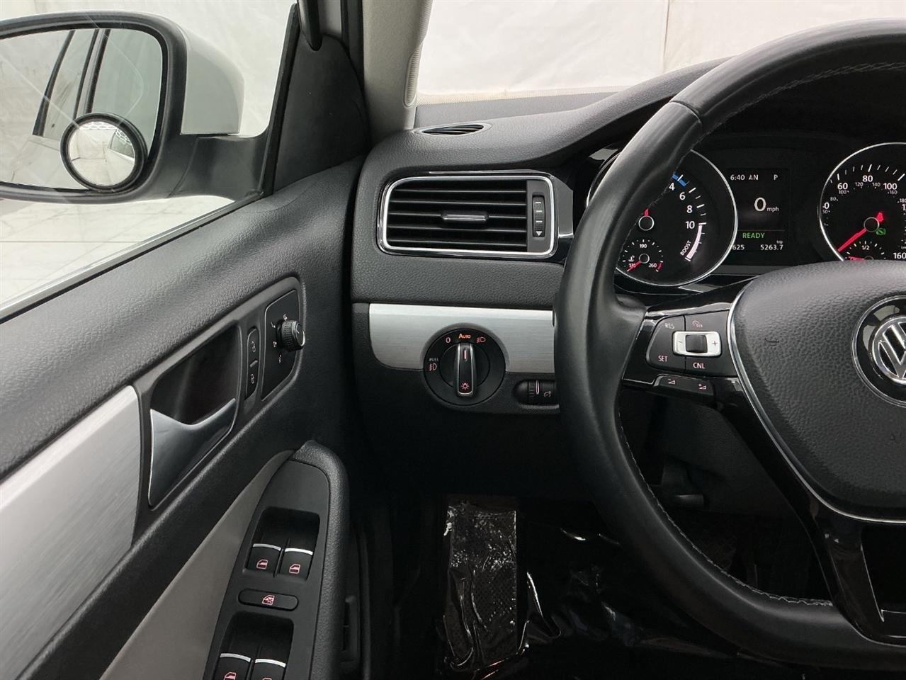 Volkswagen Jetta Sedan 4dr DSG Hybrid SEL Premium 2016