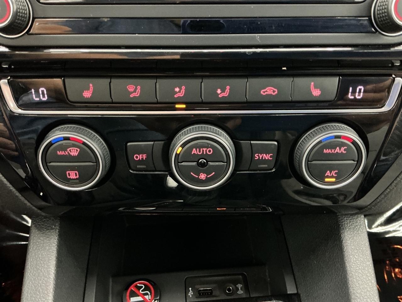 Volkswagen Jetta Sedan 4dr DSG Hybrid SEL Premium 2016