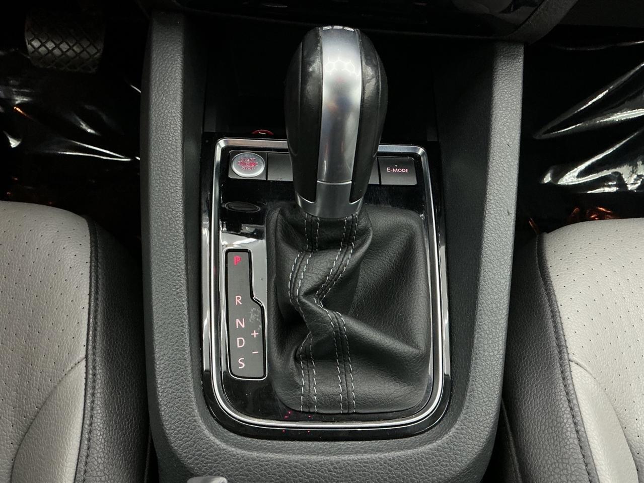 Volkswagen Jetta Sedan 4dr DSG Hybrid SEL Premium 2016