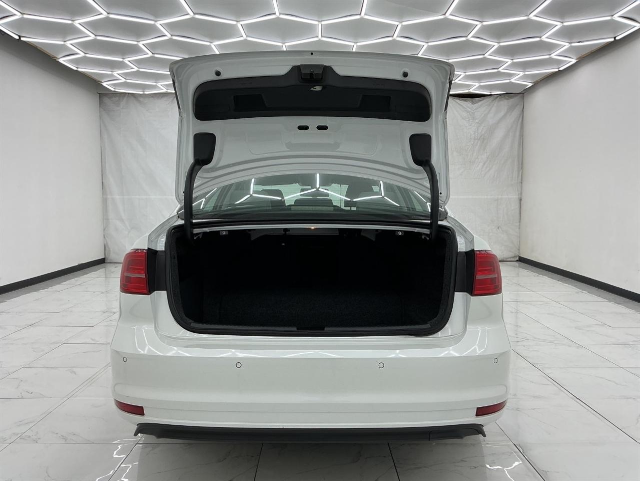 Volkswagen Jetta Sedan 4dr DSG Hybrid SEL Premium 2016