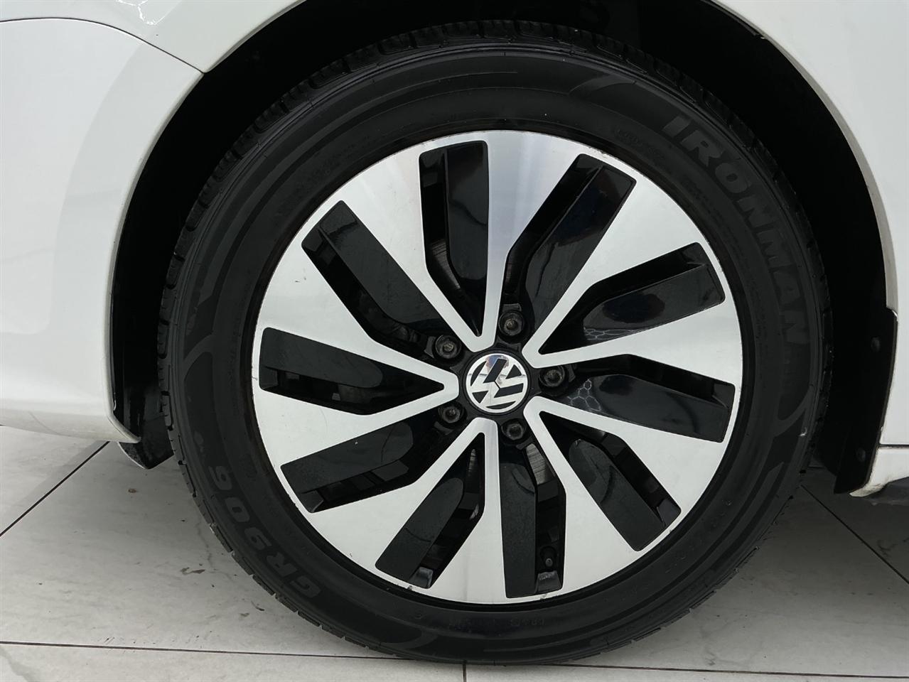 Volkswagen Jetta Sedan 4dr DSG Hybrid SEL Premium 2016