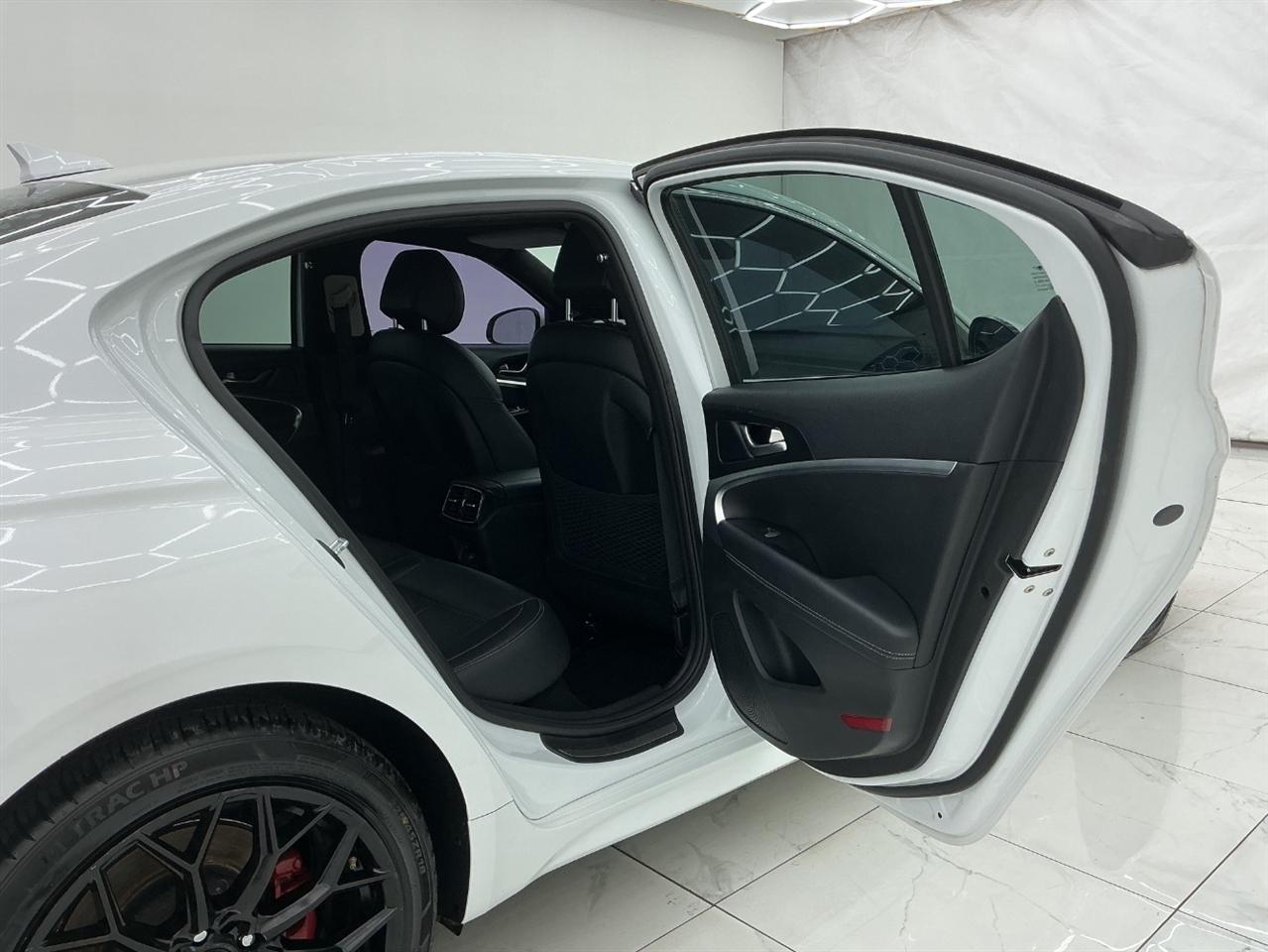 Genesis G70 2.0T RWD 2020