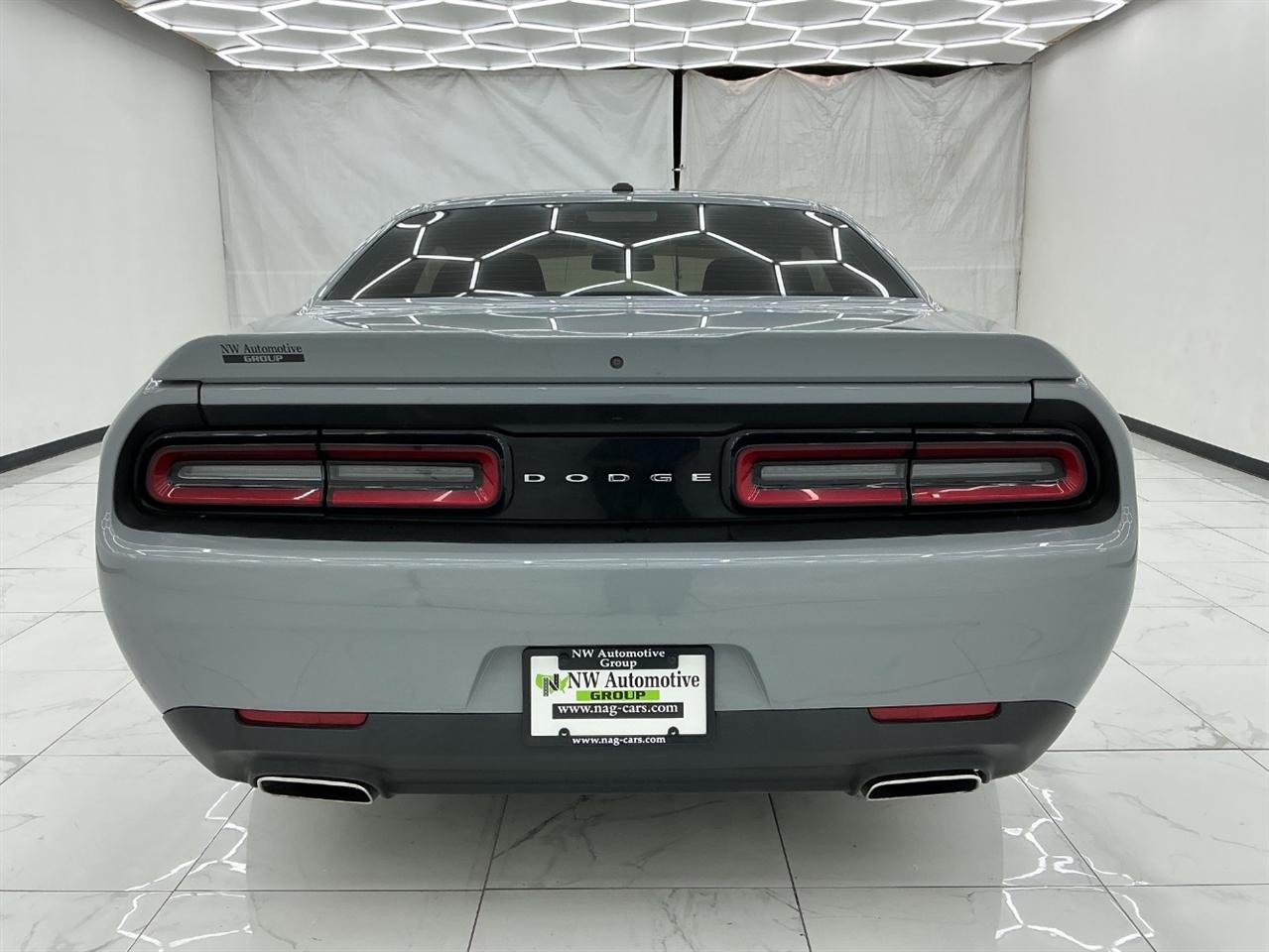 Dodge Challenger SXT RWD 2021