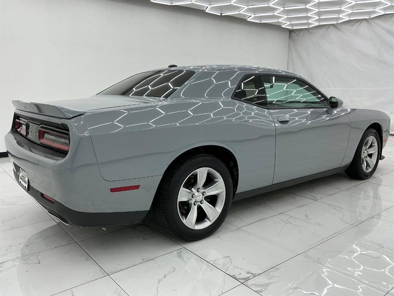 Dodge Challenger SXT RWD 2021