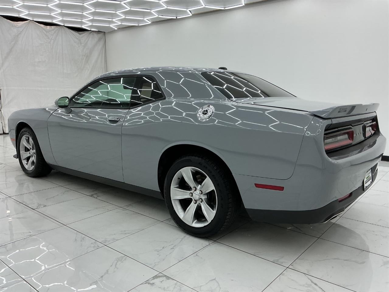 Dodge Challenger SXT RWD 2021