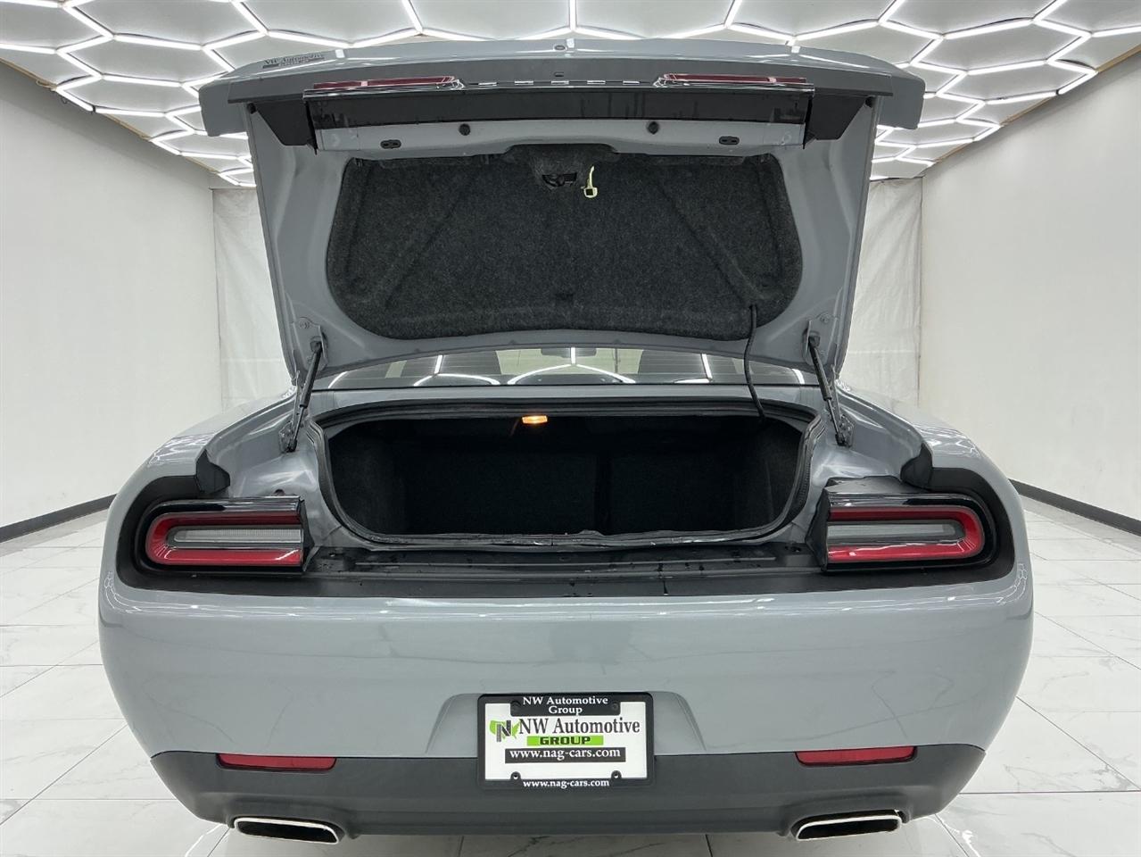 Dodge Challenger SXT RWD 2021