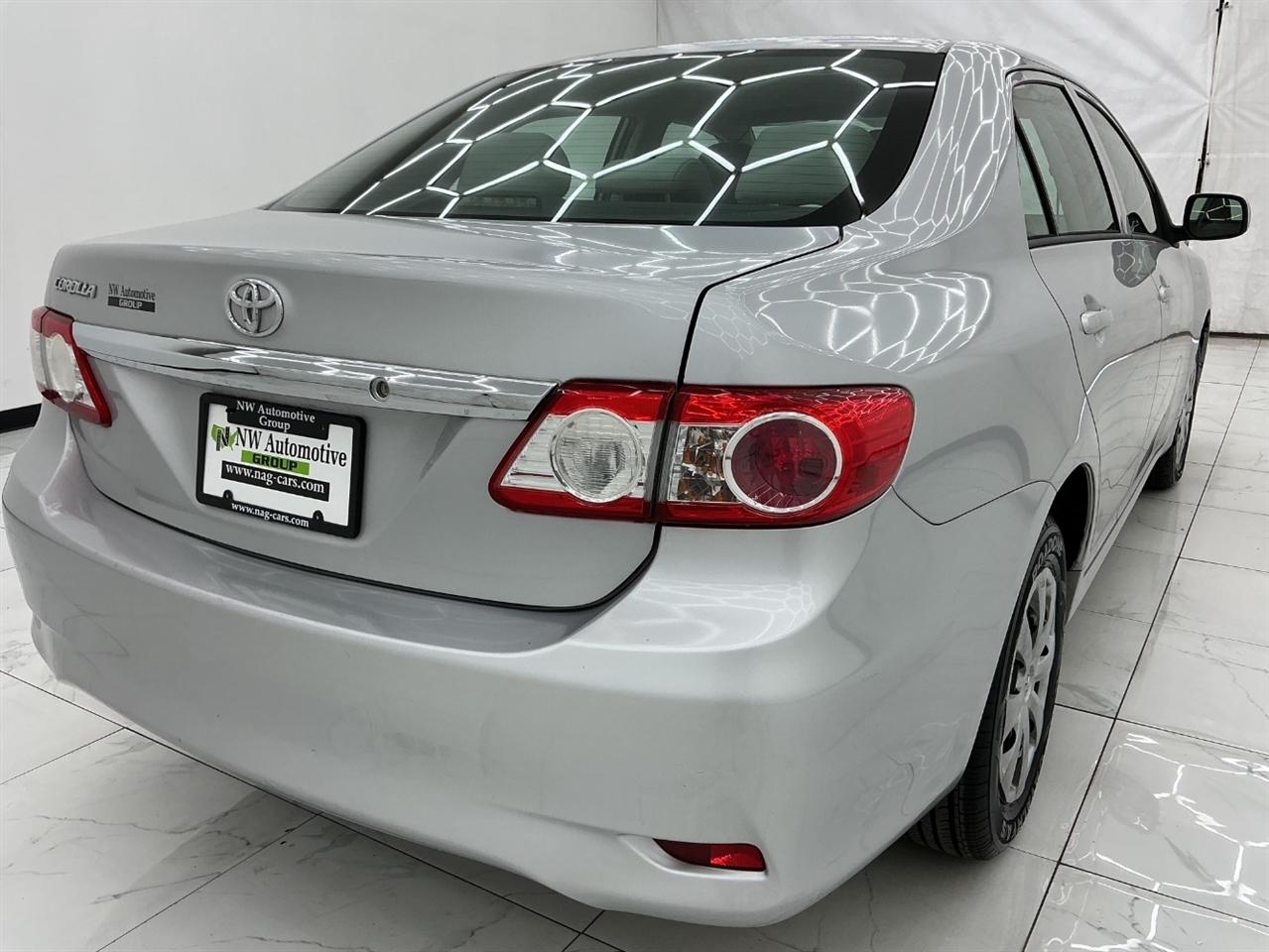 Toyota Corolla 4dr Sdn Auto LE (Natl) 2012