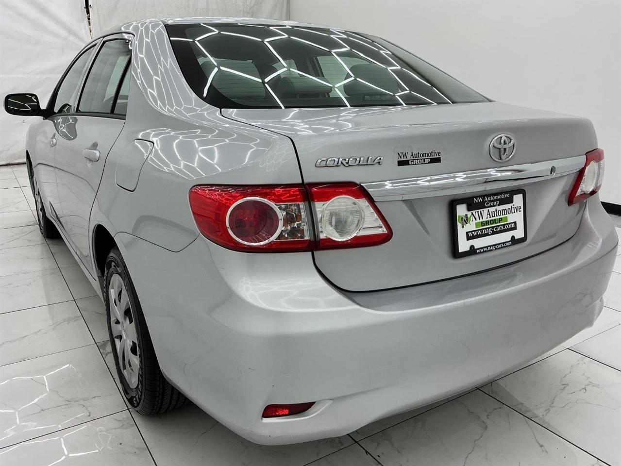Toyota Corolla 4dr Sdn Auto LE (Natl) 2012
